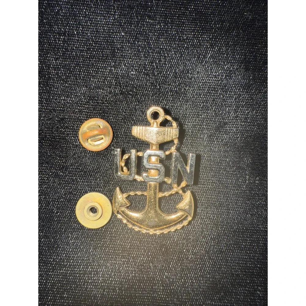United States Navy Pin with Anchor & Rope By Gemsco Military Pin‎ 3916